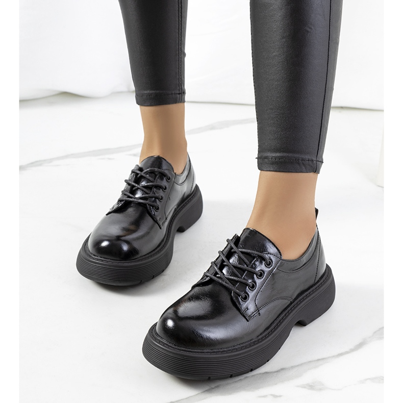 Schwarze Schnürschuhe auf der Henris-Plattform 1