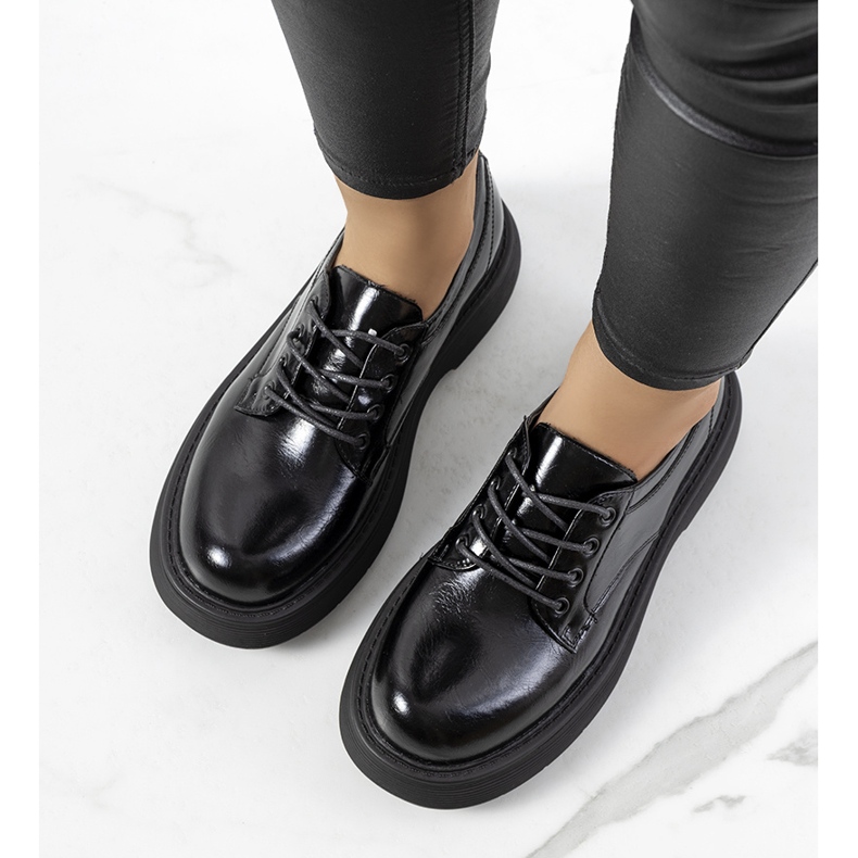 Schwarze Schnürschuhe auf der Henris-Plattform 2