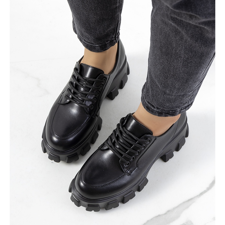 Schwarze Schuhe auf Massey-Trapper-Sohle 1