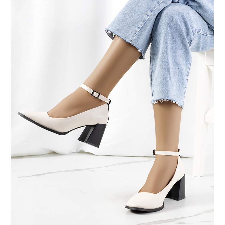 Beige Pumps mit Riemen 1