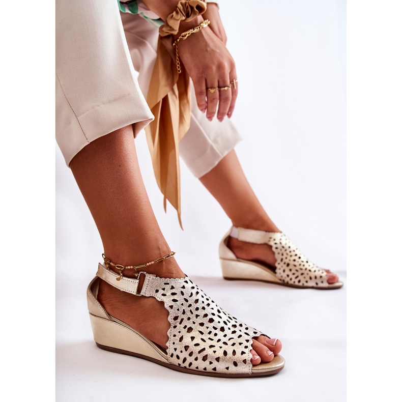 PA2 Durchbrochene Ledersandalen auf Keil Gold Sellena golden 2