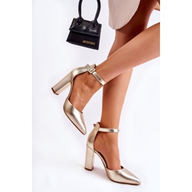 WS1 Lederpumps auf einer hohen goldenen Salira-Säule 2