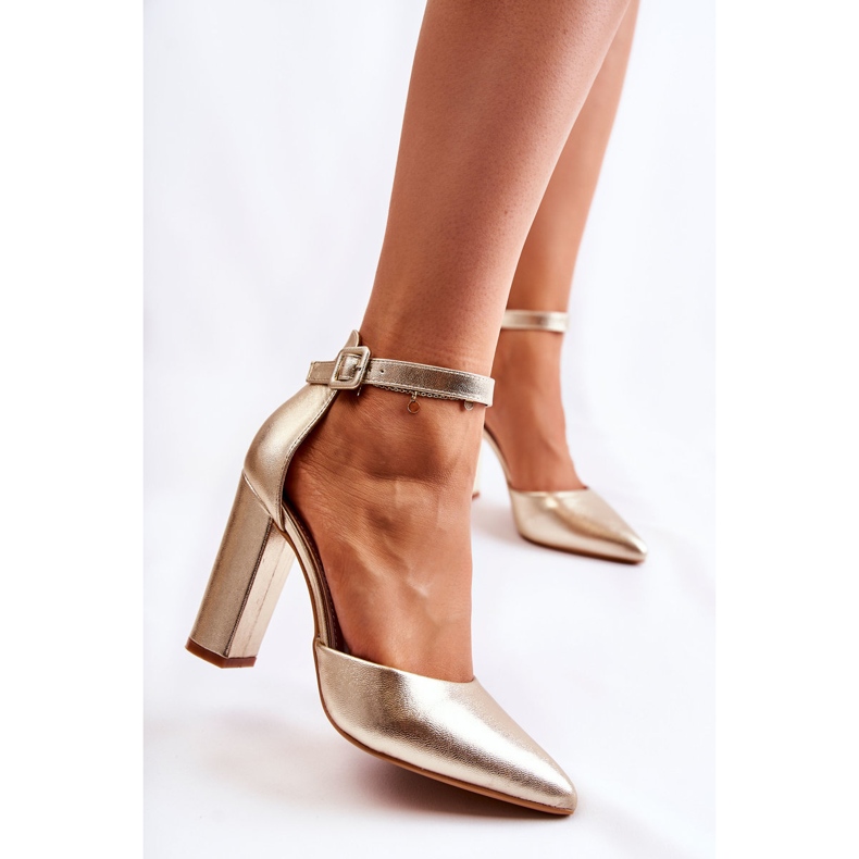 WS1 Lederpumps auf einer hohen goldenen Salira-Säule 1