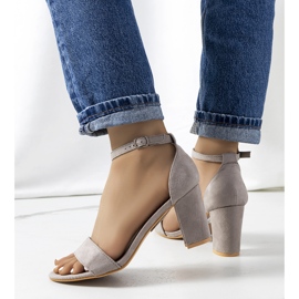 PA1 Graue Sandalen am Karella-Pfosten gelb 1