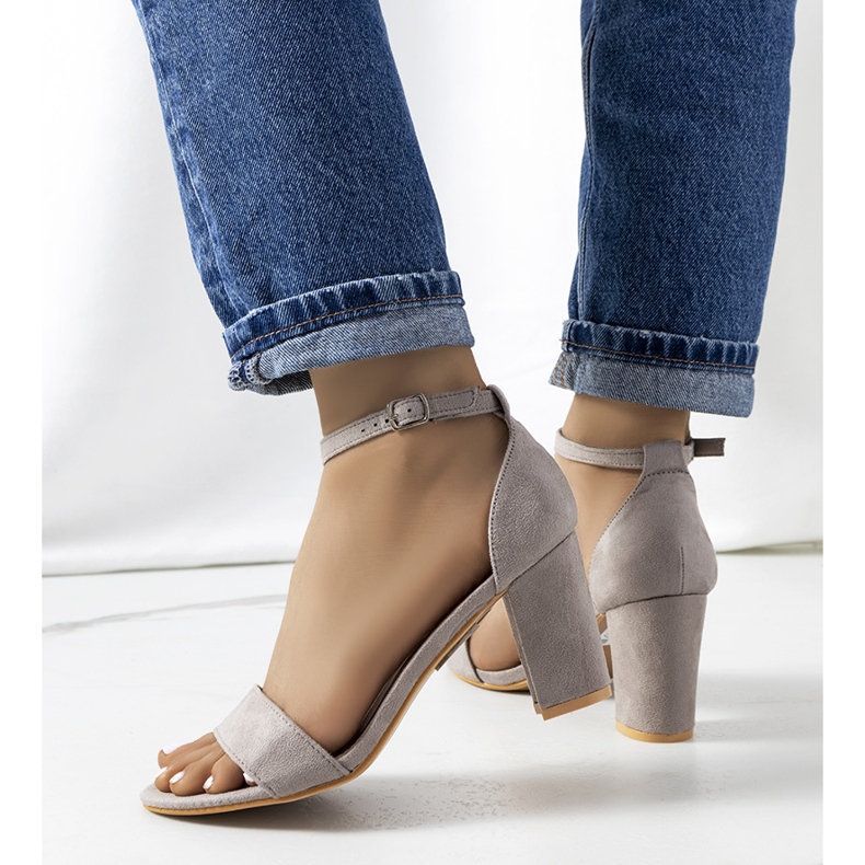 PA1 Graue Sandalen am Karella-Pfosten gelb 1