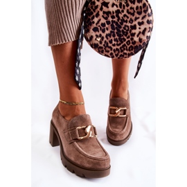 PL5 Elegante Schuhe von Harmell in Dunkelbeige auf einer Säule mit goldener Verzierung braun 1