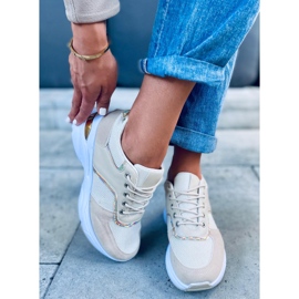 Sportschuhe auf einem verdeckten Toni Beige Keilabsatz 1