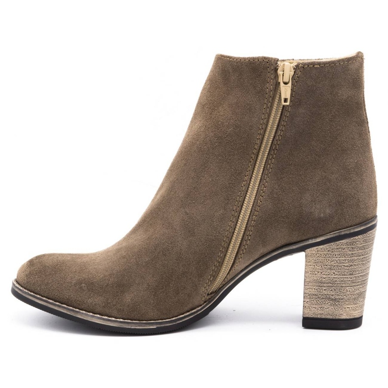 Olivier Frauen Lederstiefel mit erdbraunen High Heels isoliert 4