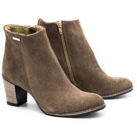 Olivier Frauen Lederstiefel mit erdbraunen High Heels isoliert 5