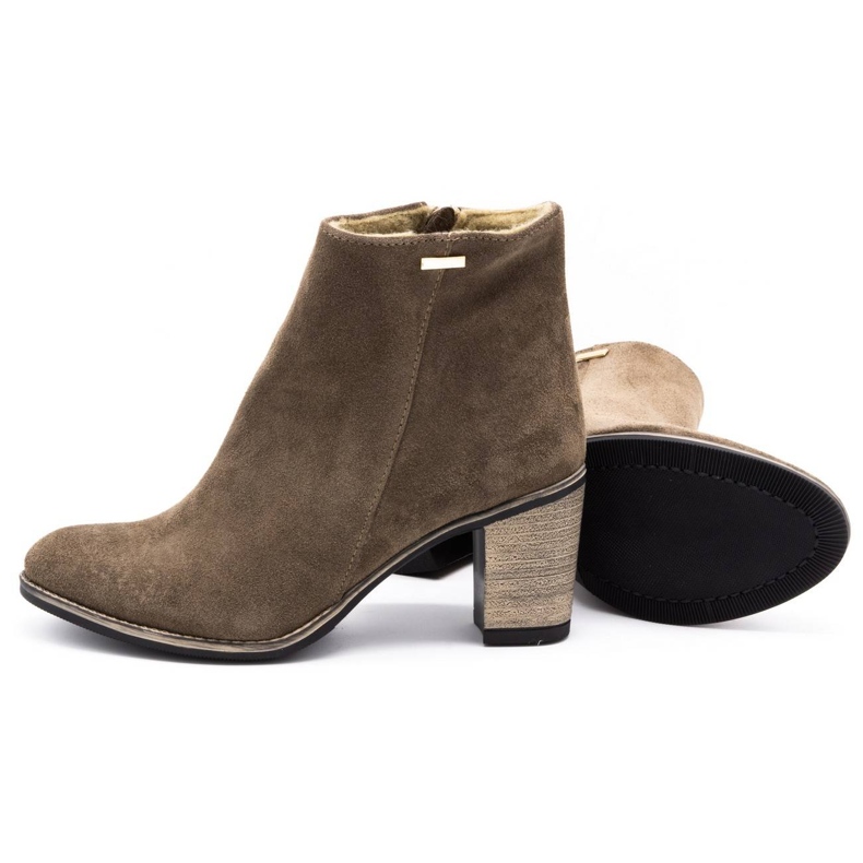 Olivier Frauen Lederstiefel mit erdbraunen High Heels isoliert 6