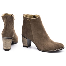 Olivier Frauen Lederstiefel mit erdbraunen High Heels isoliert 7