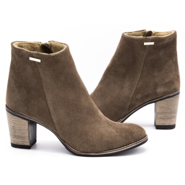 Olivier Frauen Lederstiefel mit erdbraunen High Heels isoliert 8