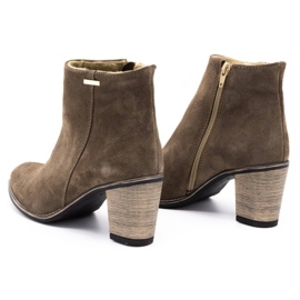 Olivier Frauen Lederstiefel mit erdbraunen High Heels isoliert 9