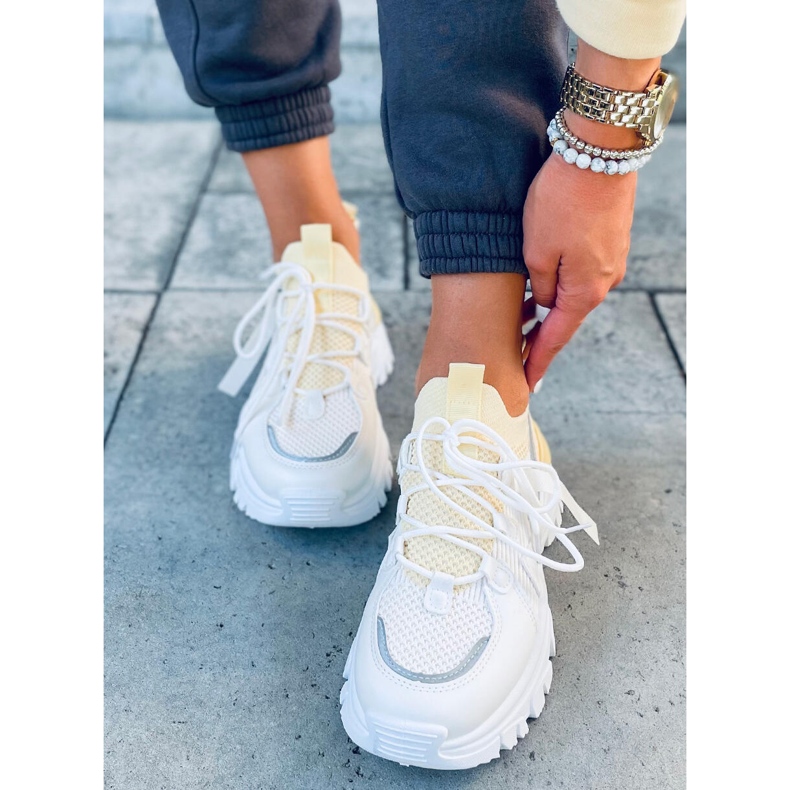 Aditi Sportschuhe mit gelben Socken weiß 1