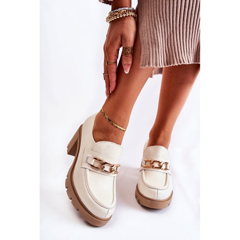 Lederschuhe auf einer Säule mit goldener Dekoration hellbeige Mikeyla 1