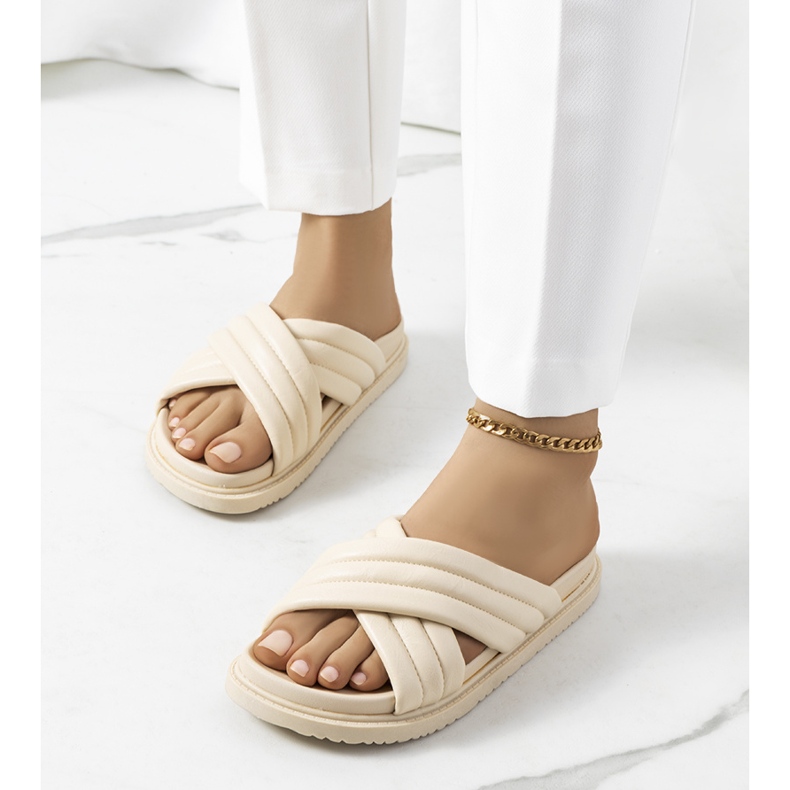 Beige Pantoffeln auf der Daintree-Plattform 1