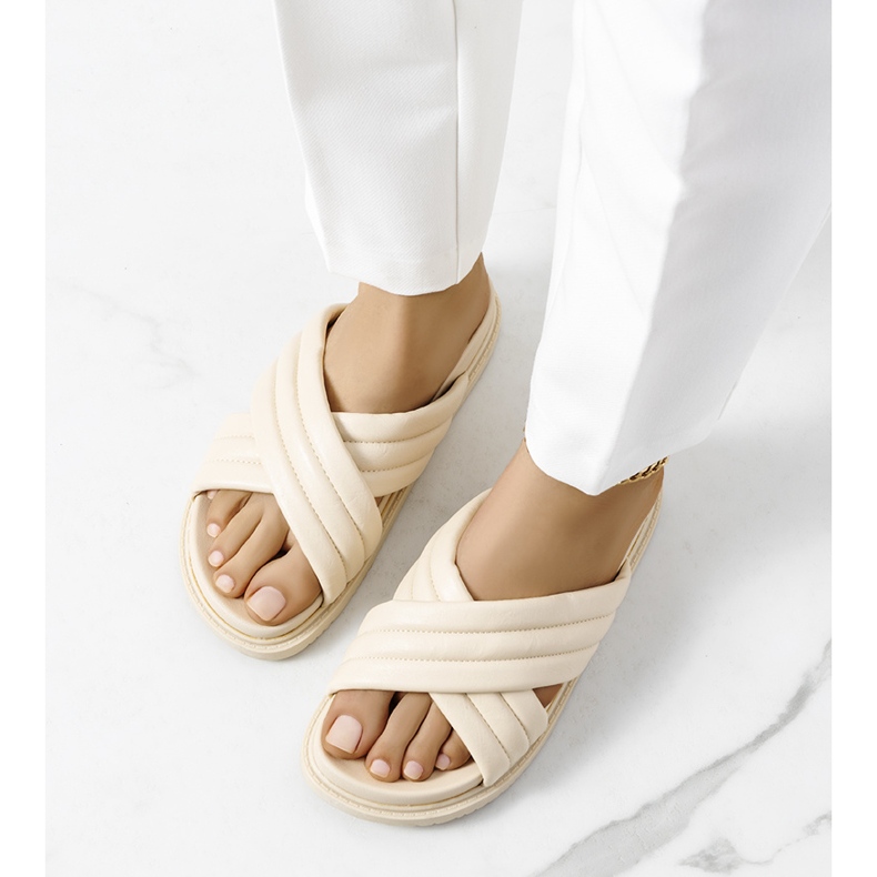 Beige Pantoffeln auf der Daintree-Plattform 2