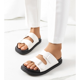 Weiße Pantoffeln auf der Boonah-Plattform 2