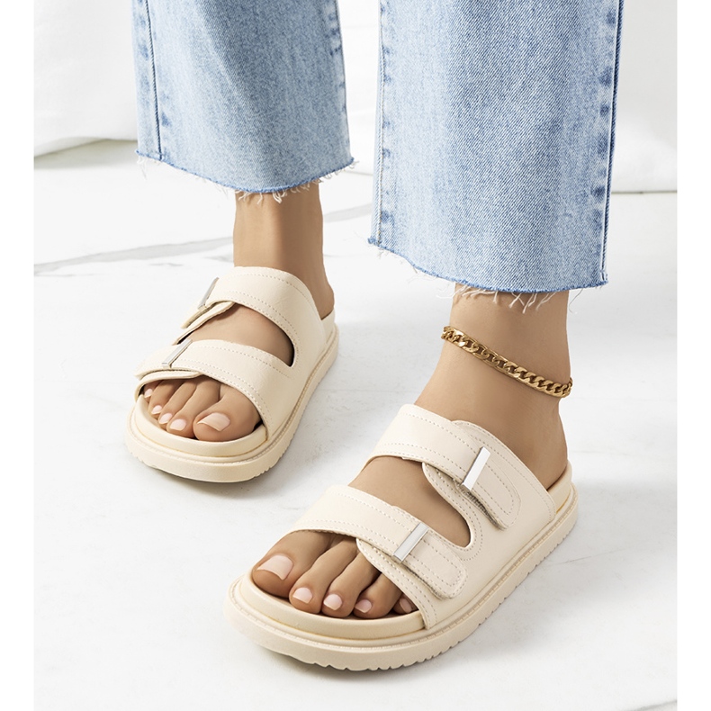 Beige Pantoffeln auf der Boonah-Plattform 1