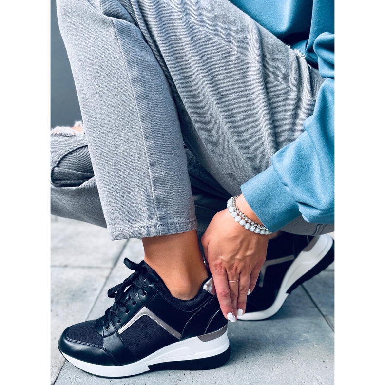 Wisto Schwarze Sneaker mit Keilabsatz 1