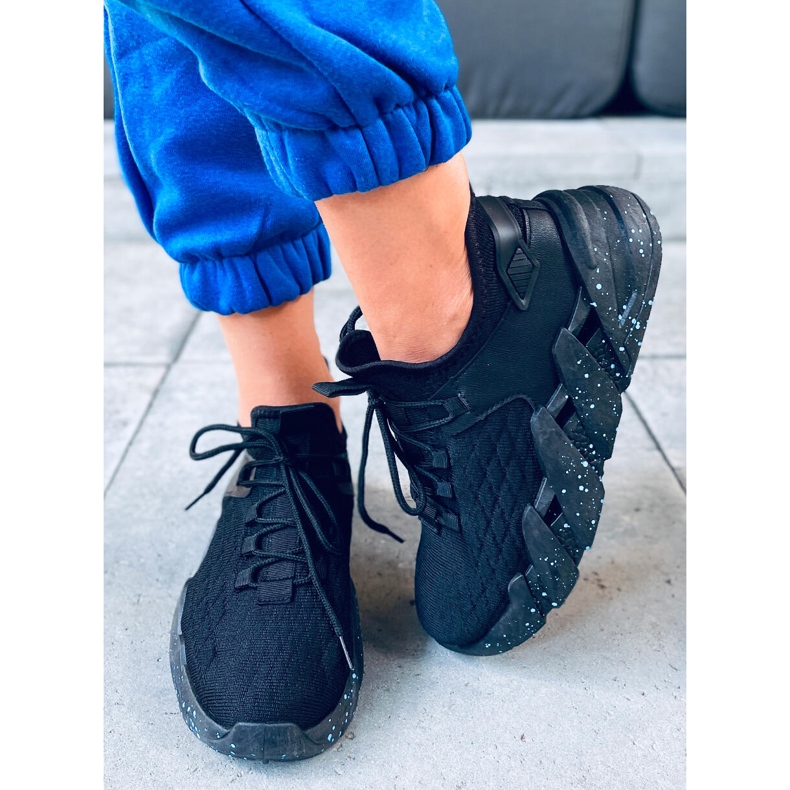 Indu Sportschuhe mit schwarzen Socken 1