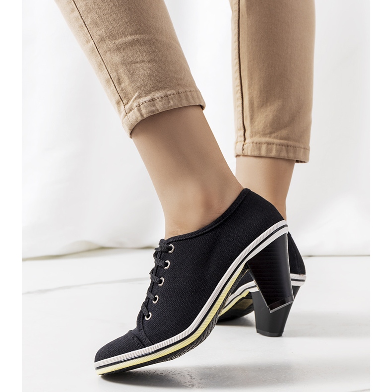 Schwarze Brogues auf dem Belisle-Pfosten 1