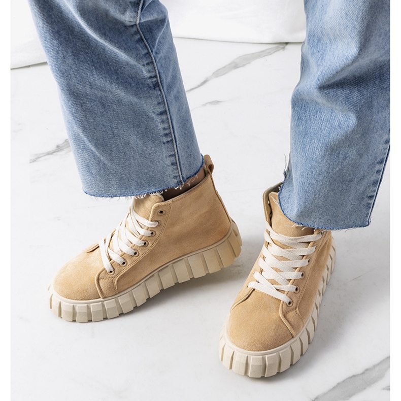 Beige Turnschuhe auf der Christal-Plattform 1