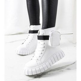 Weiße Turnschuhe auf der Haver-Plattform 1