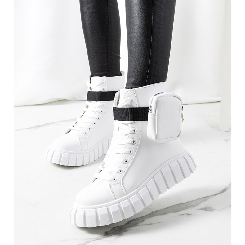 Weiße Turnschuhe auf der Haver-Plattform 1