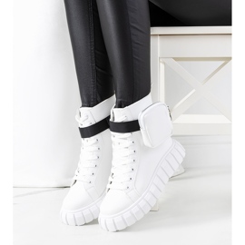 Weiße Turnschuhe auf der Haver-Plattform 2