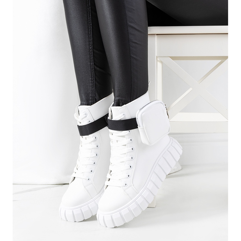 Weiße Turnschuhe auf der Haver-Plattform 2