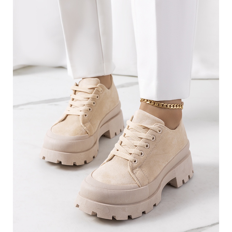 BM Beige Turnschuhe auf der Dearth-Plattform 1