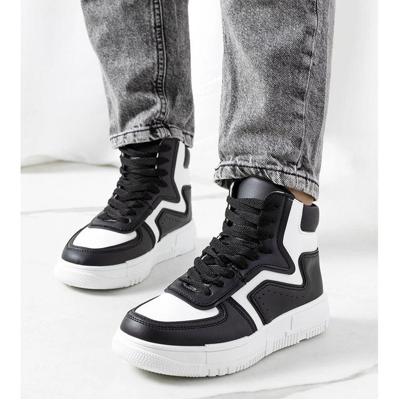 Knöchelturnschuhe in Schwarz mit Rosen 1