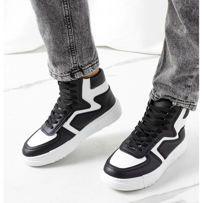 Knöchelturnschuhe in Schwarz mit Rosen 2