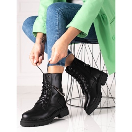 Schwarze Damentaschen mit einer Shelovet-Kette auf einem dicken Plateau 1