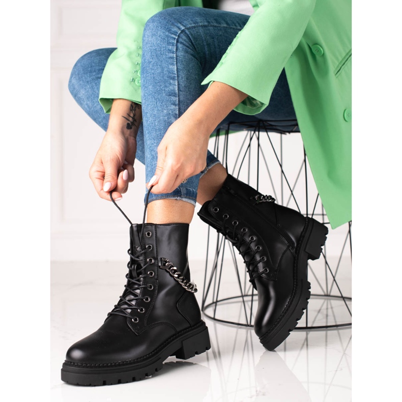 Schwarze Damentaschen mit einer Shelovet-Kette auf einem dicken Plateau 1