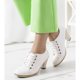 Weiße Brogues auf dem Belisle-Pfosten 1