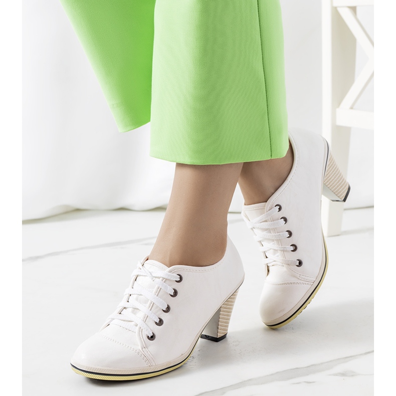 Weiße Brogues auf dem Belisle-Pfosten 1