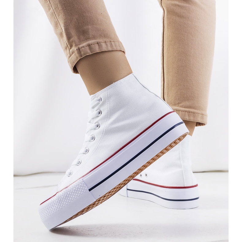 Weiße Turnschuhe auf der Korgay-Plattform 1