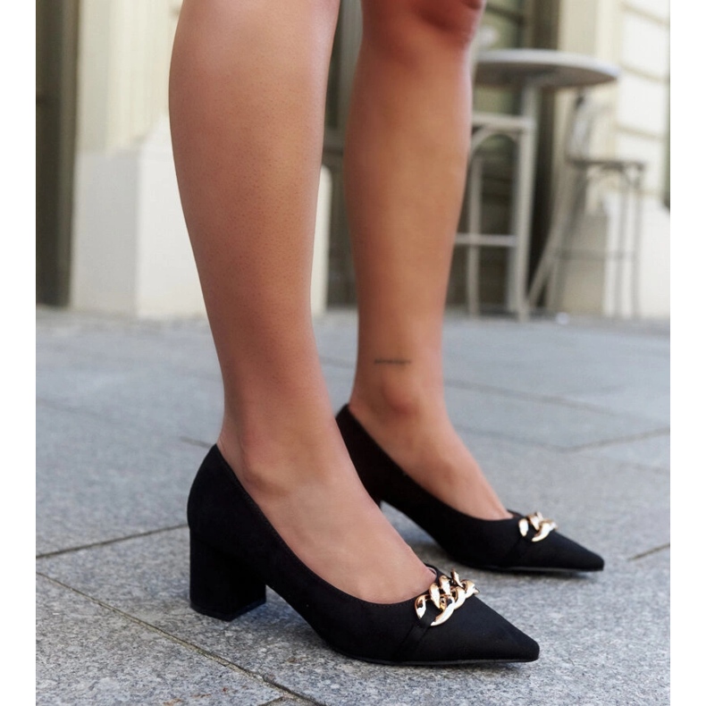 Schwarze Pumps auf dem Makka-Pfosten 2