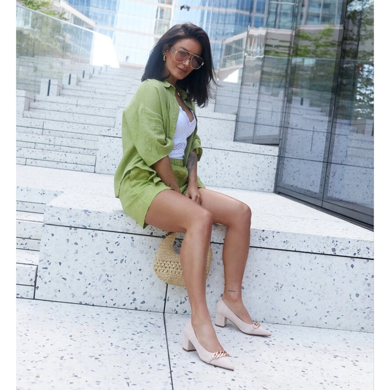 Beige Pumps auf dem Makka-Pfosten 2