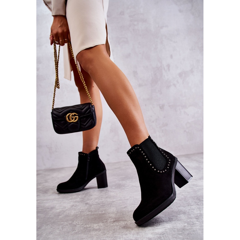 PG1 Schwarze Cambia Wildlederstiefel mit Nieten an einem Pfosten 2