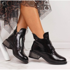 Schwarze Filippo Damenstiefel auf dekorativem Block 1