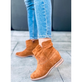Stiefel auf einem versteckten Deer Camel Keilabsatz braun 1