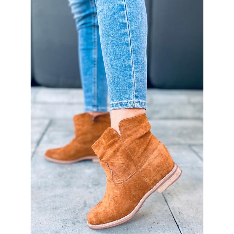 Stiefel auf einem versteckten Deer Camel Keilabsatz braun 1