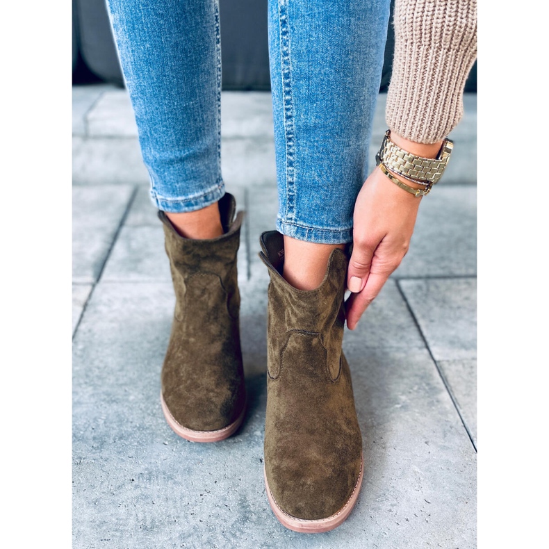 Stiefel auf einem versteckten Hirschgrün-Keil 2