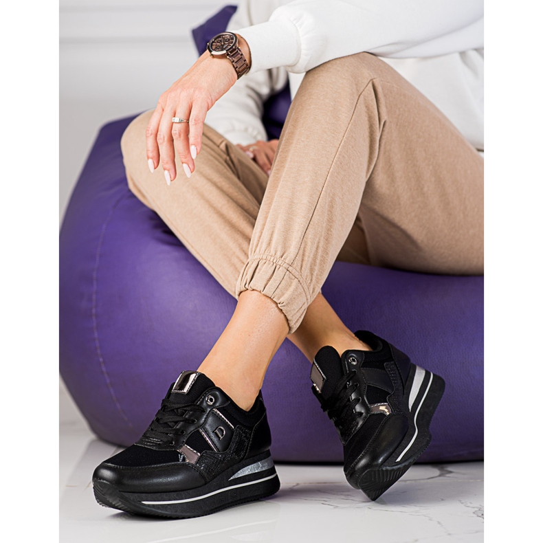 Schwarze Damen-Snekaers auf dem Shelovet-Keilabsatz 1