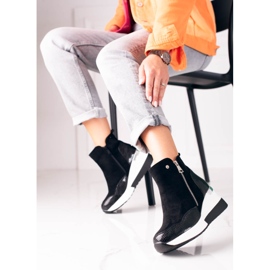 Schwarze sportliche Damenstiefel auf einem weißen Keil Shelovet 2