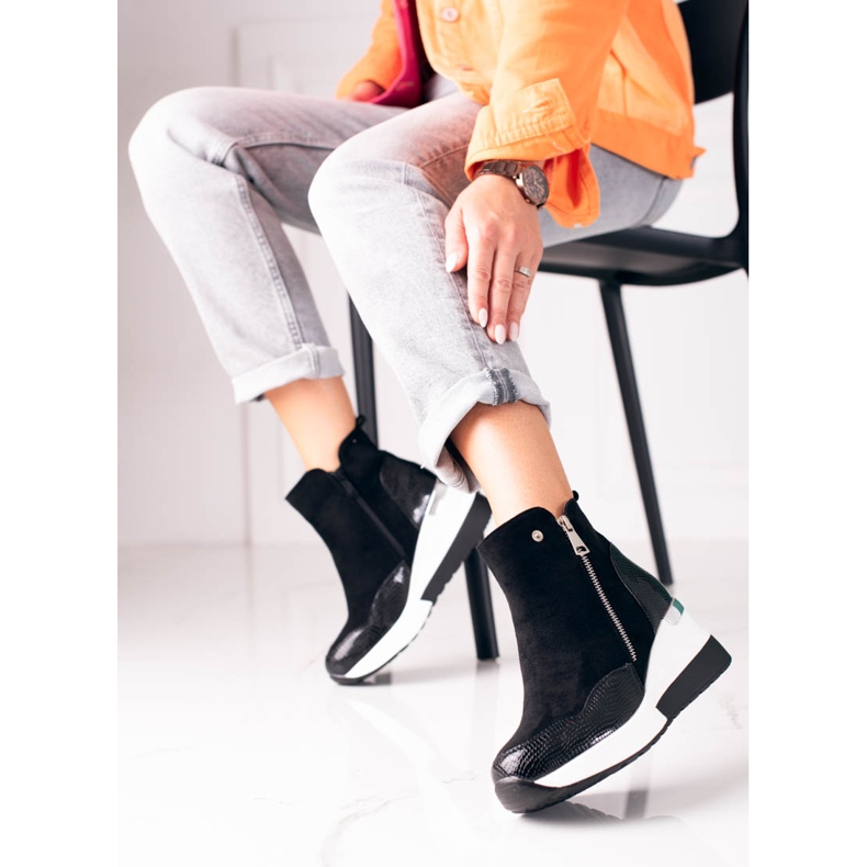 Schwarze sportliche Damenstiefel auf einem weißen Keil Shelovet 2