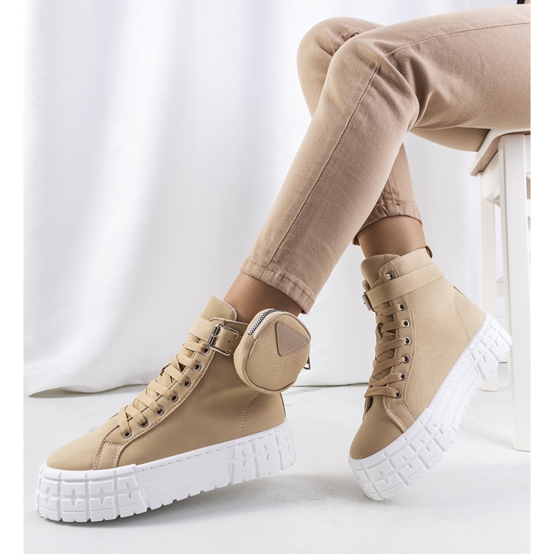 Beige Turnschuhe auf der Lambari-Plattform 1